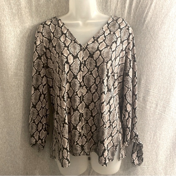 Michael Kors Pale Pink Snakeskin Pattern with 3/4 Sleeve Top - Picture 2 of 16